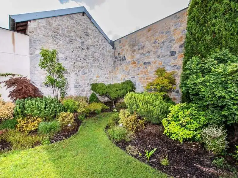 Pose d'un jardin décoratif effectué par un jardinier professionnel