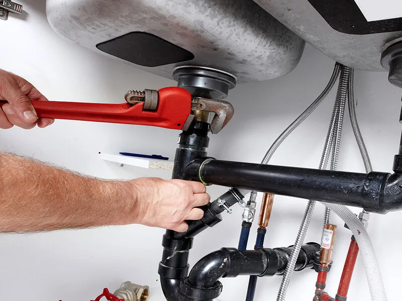 Travail minutieux d'un plombier